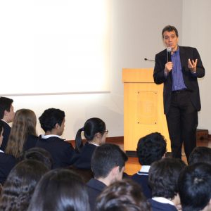 Exalumno dio charla sobre la economía peruana
